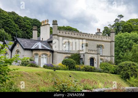 LLANGOLLEN, DENBIGHSHIRE, WALES - JULI 11 : große Residenz am Llangollen-Kanal in Llangollen, Wales am 11. Juli 2021 Stockfoto