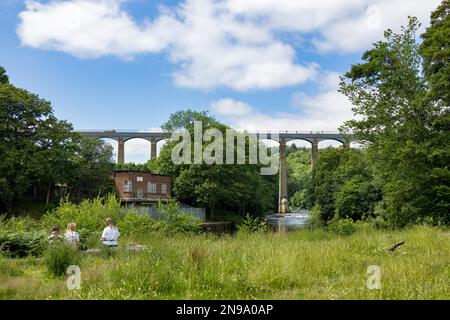 FRONCYSYLLLTE, WREXHAM, WALES - JULI 15 : am 15. Juli 2021 ruhende Menschen in der Nähe von Pontcysyllte Aqueduct, Froncysyllte, Wrexham, Wales, UK. Drei Stockfoto