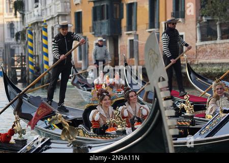 Venedig, Italien. 11. Februar 2023. Zwei junge venezianische Frauen, gekleidet im traditionellen Maria del Carnevale-Kostüm, sitzen in einer Gondel während der Wasserprozession, die die zwölf Maria del Carnevale zur Piazza San Marco brachte, am 11. Februar 2023. © ANDREA MEROLA zwei junge venezianische Frauen, gekleidet im traditionellen Maria del Carnevale-Kostüm, sitzen in einer Gondel während der Wasserprozession, die die zwölf Maria del Carnevale auf die Piazza San Marco brachte, am 11. Februar 2023. © ANDREA MEROLA Credit: Unabhängige Fotoagentur/Alamy Live News Stockfoto