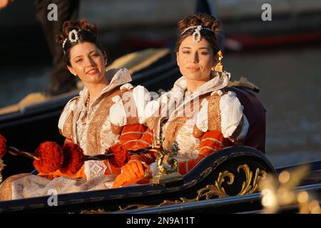 Venedig, Italien. 11. Februar 2023. Zwei junge venezianische Frauen, gekleidet im traditionellen Maria del Carnevale-Kostüm, sitzen in einer Gondel während der Wasserprozession, die die zwölf Maria del Carnevale zur Piazza San Marco brachte, am 11. Februar 2023. © ANDREA MEROLA zwei junge venezianische Frauen, gekleidet im traditionellen Maria del Carnevale-Kostüm, sitzen in einer Gondel während der Wasserprozession, die die zwölf Maria del Carnevale auf die Piazza San Marco brachte, am 11. Februar 2023. © ANDREA MEROLA Credit: Unabhängige Fotoagentur/Alamy Live News Stockfoto