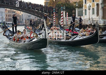 Venedig, Italien. 11. Februar 2023. Vier junge venezianische Frauen, gekleidet im traditionellen Maria del Carnevale Kostüm, sitzen in einer Gondel während der Wasserprozession, die die zwölf Maria del Carnevale zur Piazza San Marco brachte, am 11. Februar 2023. © ANDREA MEROLA vier junge venezianische Frauen, gekleidet im traditionellen Maria del Carnevale-Kostüm, sitzen in einer Gondel während der Wasserprozession, die die zwölf Maria del Carnevale auf die Piazza San Marco brachte, am 11. Februar 2023. © ANDREA MEROLA Credit: Unabhängige Fotoagentur/Alamy Live News Stockfoto