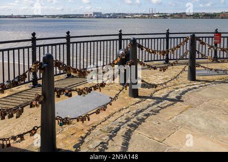 LIVERPOOL, Großbritannien - JULI 14 : Vorhängeschlösser an Ketten bei der Kings Parade Liverpool, England am 14. Juli 2021 Stockfoto