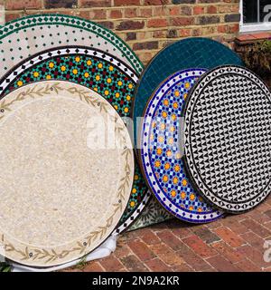 ALFRISTON, EAST SUSSEX, Großbritannien - SEPTEMBER 13 : verschiedene Keramiktischplatten in der High Street in Alfriston, East Sussex am 13. September 2021 Stockfoto