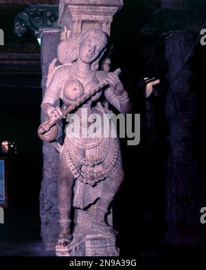 Statue einer Frau, die in einem 1000 Säulen umfassenden Saal im Sri Meenakshi-Tempel, Madurai, Tamil Nadu, Indien, Asien Veto spielt Stockfoto