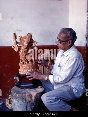 Ein Handwerker mit seinem Sandelholz Ganesha in Mysuru oder Mysore, Karnataka, Indien, Asien Stockfoto