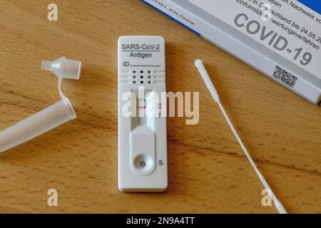 Covid-19-Antigen-Testkit, negatives Testergebnis, SARS-CoV-2, Corona-Virus, Pandemie, Deutschland Stockfoto