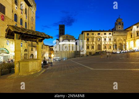 Arezzo Toskana Italien. Piazza Grande bei Sonnenuntergang Stockfoto