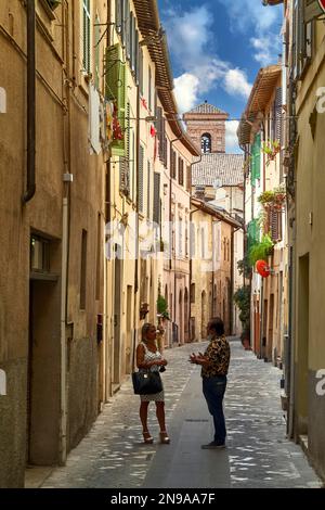 Foligno Umbria Italien. Gespräche in den Gassen der Altstadt Stockfoto