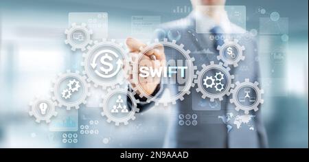SCHNELLES internationales Zahlungssystem Finanztechnologie Banking und Geldtransfer-Konzept auf virtuellem Bildschirm. Stockfoto