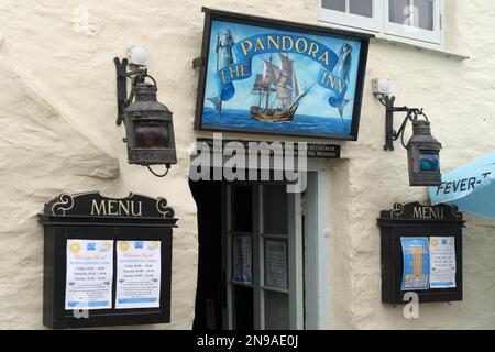 MYLOR BRIDGE, CORNWALL, Großbritannien - MAI 9 : Blick auf den Eingang des Pandora Inn am Restronguet Creek, in der Nähe der Mylor Bridge, Falmouth, Cornwall am 9. Mai 2021 Stockfoto