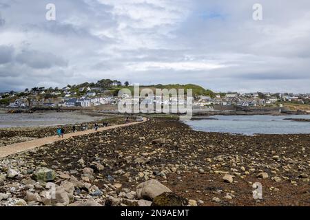 MARAZION, CORNWALL, Großbritannien - MAI 11 : Blick auf den Damm von Marazion in Cornwall am 11. Mai 2021. Nicht identifizierte Personen Stockfoto