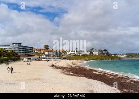GYLLYNGVASE BEACH, FALMOUTH, CORNWALL, UK - MAI 10 : Blick auf den Gyllyngvase Beach in der Nähe von Falmouth in Cornwall am 10. Mai 2021. Nicht identifizierte Personen Stockfoto