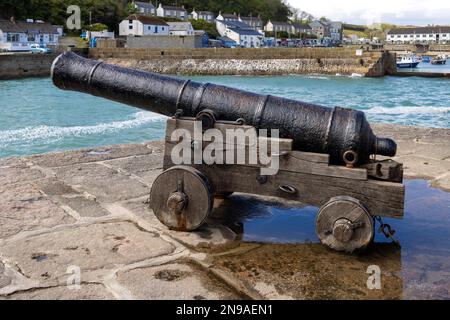 PORTHLEVEN, CORNWALL, UK - MAI 11 : Alter Kanon am Kai in Porthleven, Cornwall am 11. Mai 2021 Stockfoto