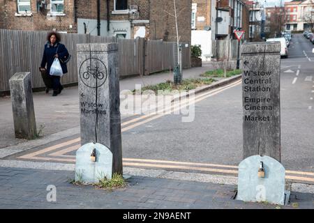 London, Großbritannien. 10. Februar 2023. Ein Abschnitt des Modalfilters der West Avenue für den London Borough of Waltham Forest's Mini-Holland Scheme. Waltham Forests transformatives Mini-Holland-Programm, das 2013 begann, umfasst eine Mischung aus Wander- und Fahrradinfrastruktur, Verkehrsmanagement und Verbesserungen im öffentlichen Bereich. Kredit: Mark Kerrison/Alamy Live News Stockfoto