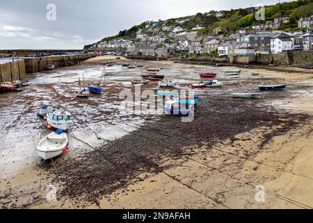 MOUSEHOLE HARBOUR, CORNWALL, Großbritannien - MAI 11 : Blick auf Mousehole Harbour bei Ebbe in Cornwall am 11. Mai 2021 Stockfoto