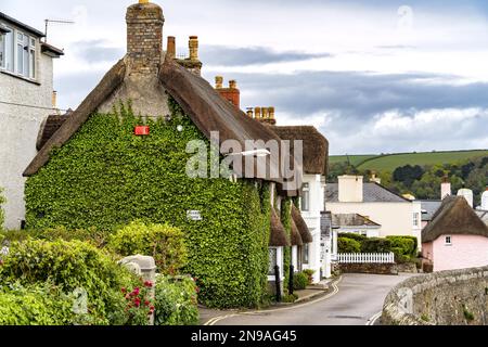 ST MAWES, CORNWALL, Großbritannien - MAI 12 : Blick auf das strohgedeckte Gebäude in St Mawes, Cornwall am 12. Mai 2021 Stockfoto