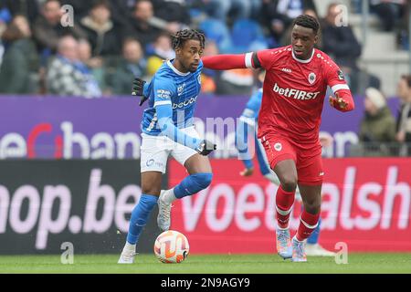 Genks Mike Tresor Ndayishimiye und Antwerpens Mandela Keita kämpfen um den Ball während eines Fußballspiels zwischen KRC Genk und dem FC RAFC Royal Antwerpen, Sonntag, den 12. Februar 2023 in Genk, am 25. Tag der ersten Division der belgischen Meisterschaft „Jupiler Pro League“ 2022-2023. BELGA FOTO BRUNO FAHY Kredit: Belga News Agency/Alamy Live News Stockfoto