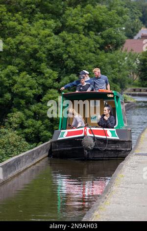 FRONCYSYLLTE, WREXHAM, WALES - JULI 15 : Menschen, die am 15. Juli 2021 die Pontcysyllte Aqueduct bei Froncysyllte, Wrexham, Wales, Vereinigtes Königreich überqueren. Stockfoto