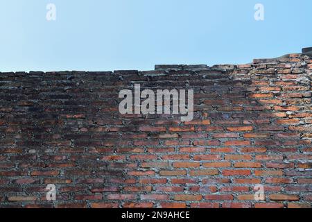 Dunkelbraune alte Ziegelwand, alte rote Ziegelwand Stockfoto