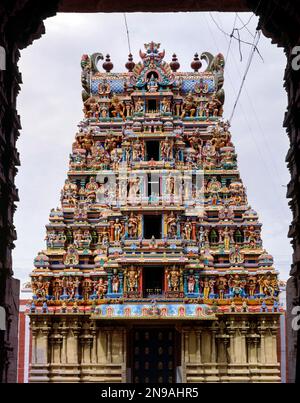 Sri Meenakshi Amman Tempel, ein kleiner Turmblick vom Westeingang in Madurai, Tamil Nadu, Indien, Asien Stockfoto