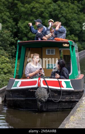 FRONCYSYLLTE, WREXHAM, WALES - JULI 15 : Menschen, die am 15. Juli 2021 die Pontcysyllte Aqueduct bei Froncysyllte, Wrexham, Wales, Vereinigtes Königreich überqueren. Stockfoto