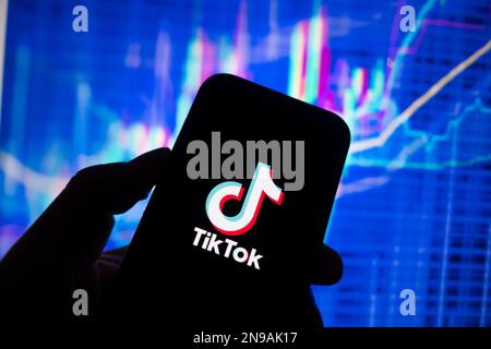 Digitales Composite-Bild des TikTok-Logos für die Social-Media-App auf dem Bildschirm des Telefons. Stockfoto