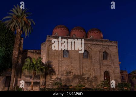 Außenansicht der Kirche San Cataldo bei Nacht Stockfoto