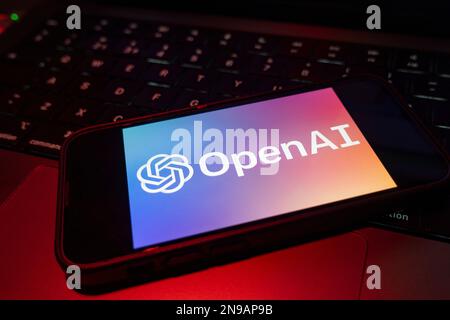 Digitales Composite des Microsoft ChatGPT OpenAI Chatbot-Logos auf dem Telefonbildschirm Stockfoto