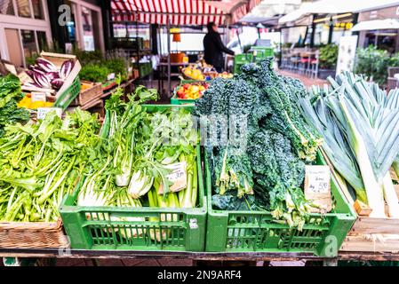 Verkäufer in seinem Obst- und Gemüseladen im Naschmarkt, Straßenmarkt in Wien, Österreich Stockfoto