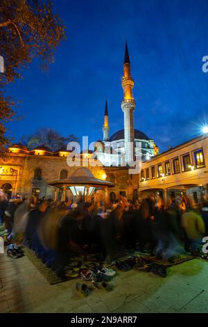 Istanbul, Türkei - 14. Dezember 2014 : Besucher der Eyup Sultan Moschee und des Grabes in Istanbul. Eyup ist eine beliebte Touristenattraktion in Istanbul, TU Stockfoto