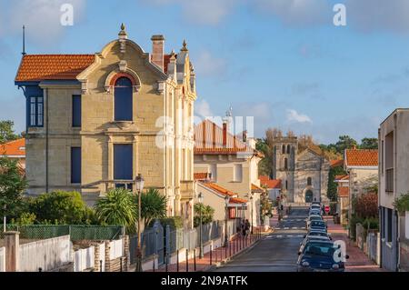 An der französischen Atlantikküste beherbergt Soulac-sur-Mer etwa 500 nostalgische Villen am Meer aus der Belle Epoque-Ära Stockfoto