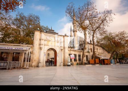 Istanbul, Türkei - 14. Dezember 2014 : Besucher der Eyup Sultan Moschee und des Grabes in Istanbul. Eyup ist eine beliebte Touristenattraktion in Istanbul, TU Stockfoto