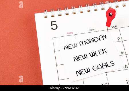 Inspirierendes und motivierendes Konzept – Neuer montag, neue Woche, neue Zieltexte auf dem Hintergrund des Tischkalenders. Stockfoto
