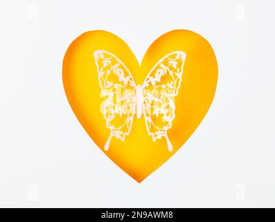 Ein Schmetterling aus geschnitztem Papier oder in herat-förmigem Papier mit leerem Platz für Ihren Text oder Ihre Nachricht. Stockfoto