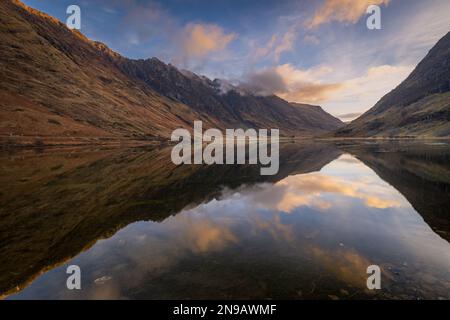 Reflexionen in Loch Achtriochtan, Glencoe Stockfoto