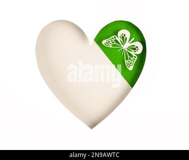 Schmetterling aus Schnitzpapier oder herzförmigem Papier mit leerem Platz für Ihren Text oder Ihre Nachricht. Stockfoto