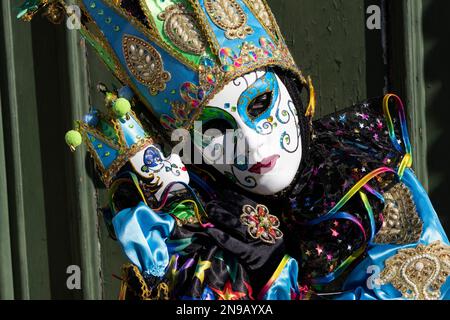 12. Februar 2023. Venedig, Italien. Reveller tragen farbenfrohe Kostüme für den jährlichen Karnevale di Venezia, Karneval in Venedig. Kredit: Vibrant Pictures/Alamy Live News Stockfoto