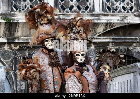12. Februar 2023. Venedig, Italien. Reveller tragen farbenfrohe Kostüme für den jährlichen Karnevale di Venezia, Karneval in Venedig. Kredit: Vibrant Pictures/Alamy Live News Stockfoto