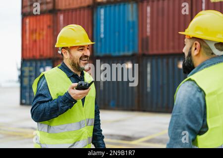 Industrieingenieure arbeiten im logistischen Terminal von Containerfracht Stockfoto