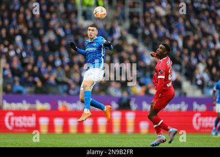 Bilal El Khannouss von Genk und Mandela Keita von Antwerpen kämpfen um den Ball während eines Fußballspiels zwischen KRC Genk und dem FC RAFC Royal Antwerpen, Sonntag, den 12. Februar 2023 in Genk, am 25. Tag der ersten Division der belgischen Meisterschaft „Jupiler Pro League“ 2022-2023. BELGA FOTO BRUNO FAHY Kredit: Belga News Agency/Alamy Live News Stockfoto