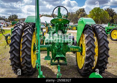 Fort Meade, Florida - 22. Februar 2022: Aus der Perspektive erfolgende Rückansicht eines John Deere BWH-Traktors aus dem Jahr 1940 auf einer lokalen Traktormesse. Stockfoto