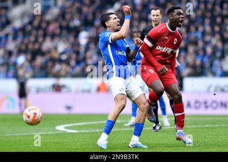 Daniel Munoz Mejia von Genk und Mandela Keita von Antwerpen kämpfen um den Ball während eines Fußballspiels zwischen KRC Genk und dem FC RAFC Royal Antwerpen, Sonntag, den 12. Februar 2023 in Genk, am 25. Tag der ersten Division der belgischen Meisterschaft „Jupiler Pro League“ 2022-2023. BELGA FOTO JOHAN EYCKENS Kredit: Belga News Agency/Alamy Live News Stockfoto