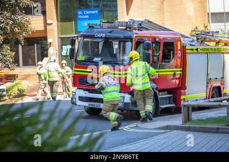Hampshire Fire and Rescue Service bei einem Dachbrand in Basingstoke, Hampshire, England, Großbritannien Stockfoto