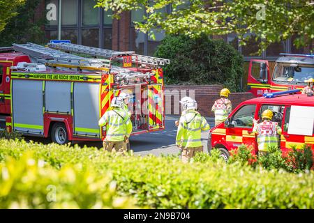 Hampshire Fire and Rescue Service bei einem Dachbrand in Basingstoke, Hampshire, England, Großbritannien Stockfoto