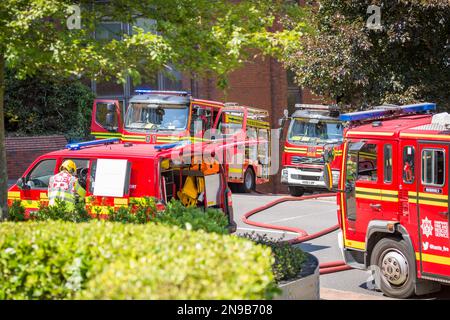 Hampshire Fire and Rescue Service bei einem Dachbrand in Basingstoke, Hampshire, England, Großbritannien Stockfoto