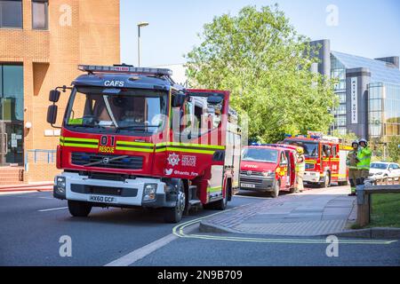 Hampshire Fire and Rescue Service bei einem Dachbrand in Basingstoke, Hampshire, England, Großbritannien Stockfoto