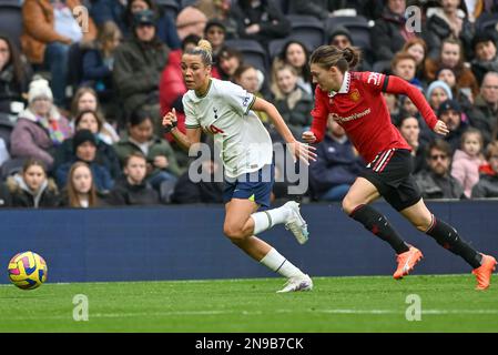 London, Großbritannien. 12. Februar 2023. Celin Bizet (14) von Tottenham, in einem Duell mit Hannah Blundell (6) von Manchester während eines Fußballspiels zwischen Tottenham Hotspur Women und Manchester United Women in einem versetzten Spiel des ersten Spieltags der 2022 - 2023 Saison der Barclays Women's Super League dargestellt, Sonntag , den 12 . Februar 2023 in London , ENGLAND . FOTO SPORTPIX | David Catry Kredit: David Catry/Alamy Live News Stockfoto