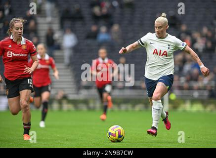 London, Großbritannien. 12. Februar 2023. Maya Le Tissier (15) aus Manchester und Bethany England (19) aus Tottenham bildeten den Kampf um den Ball während eines Fußballspiels zwischen Tottenham Hotspur Women und Manchester United Women in einem versetzten Spiel des ersten Spieltags der 2022 - 2023 Saison der Barclays Women's Super League , Sonntag , den 12 . Februar 2023 in London , ENGLAND . FOTO SPORTPIX | David Catry Kredit: David Catry/Alamy Live News Stockfoto