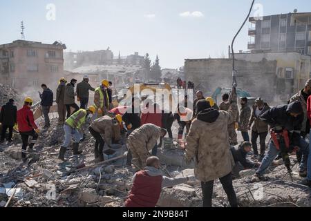 Adiyaman, Türkei. 11. Februar 2023. Freiwilligenteams aus der Türkei und vielen Teilen der Welt führen Such- und Rettungsaktionen durch. Seit dem Erdbeben in der Türkei und in Syrien sind 6 Tage vergangen. Bei dem Erdbeben, bei dem mehr als 20 000 Menschen ums Leben kamen, kam es zu großen Zerstörungen in der Türkei und Syrien. Das Erdbeben, das als Katastrophe bezeichnet wird, hat bisher mehr als 20 000 Tote und mehr als 200 000 Verletzte gefordert. In Adiyaman, einer der Städte, die am stärksten von dem Erdbeben in der Türkei betroffen sind, wird die Arbeit für Menschen und Tiere ununterbrochen fortgesetzt Stockfoto