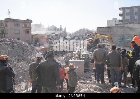 Adiyaman, Türkei. 11. Februar 2023. Freiwilligenteams aus der Türkei und vielen Teilen der Welt führen Such- und Rettungsaktionen durch. Seit dem Erdbeben in der Türkei und in Syrien sind 6 Tage vergangen. Bei dem Erdbeben, bei dem mehr als 20 000 Menschen ums Leben kamen, kam es zu großen Zerstörungen in der Türkei und Syrien. Das Erdbeben, das als Katastrophe bezeichnet wird, hat bisher mehr als 20 000 Tote und mehr als 200 000 Verletzte gefordert. In Adiyaman, einer der Städte, die am stärksten von dem Erdbeben in der Türkei betroffen sind, wird die Arbeit für Menschen und Tiere ununterbrochen fortgesetzt Stockfoto